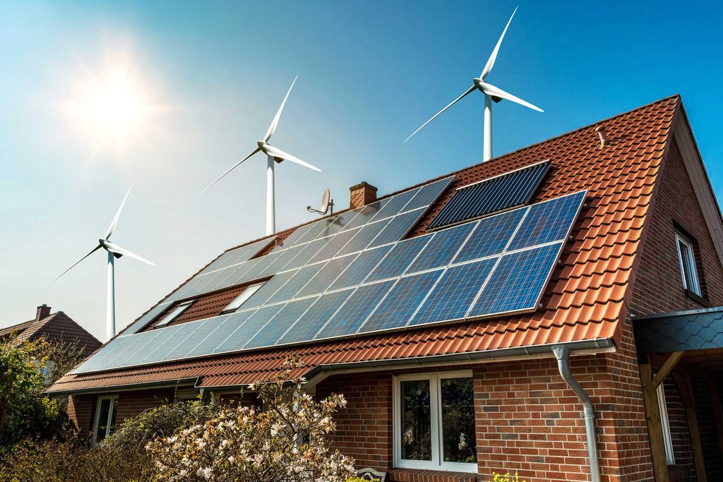 Hausdach mit installierten Solarpanele